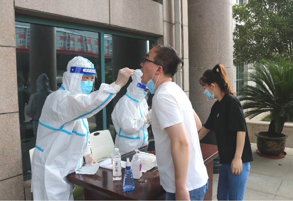 園區(qū)設(shè)點(diǎn)組織企業(yè)員工開展全員核酸檢測