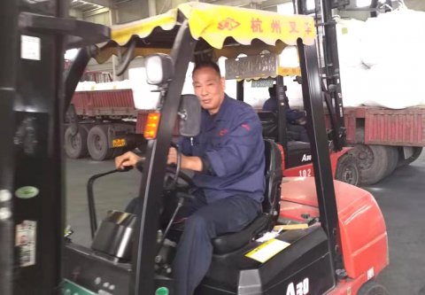 員工風(fēng)范之——原料車(chē)間叉車(chē)班班長(zhǎng)伍余生